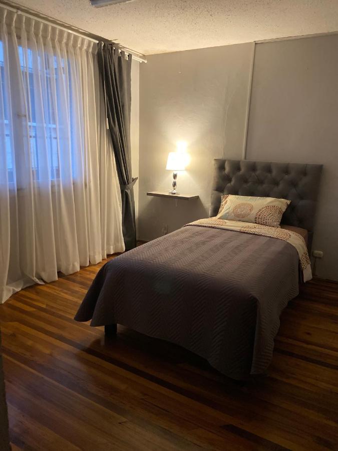 Blue House La Floresta Кито Экстерьер фото